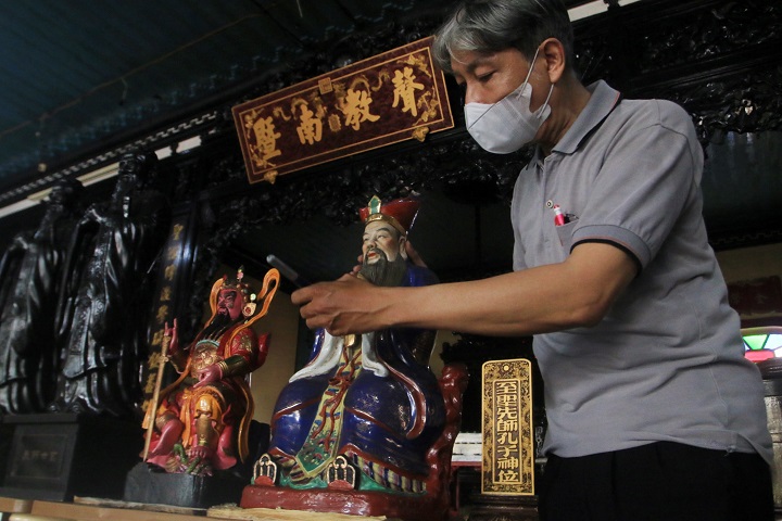 Bagi Sembako untuk Warga Tionghoa Tak Mampu dan Bersih-bersih Patung Dewa