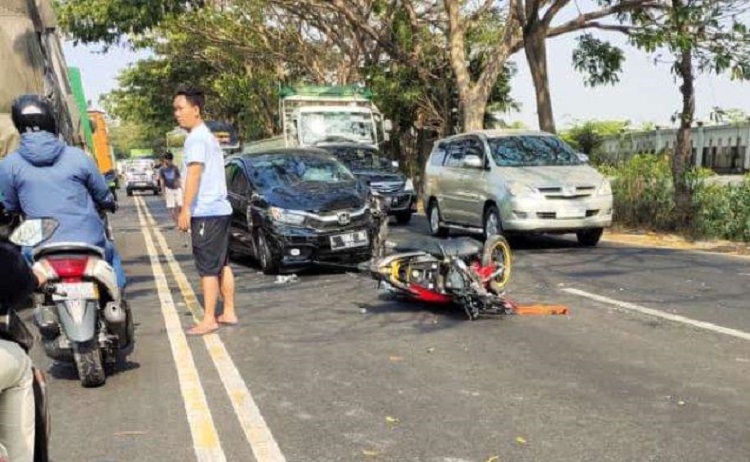 Mobil Brio Hilang Kendali dan Tabrak Pengendara Motor, Korban Alami Patah Tulang