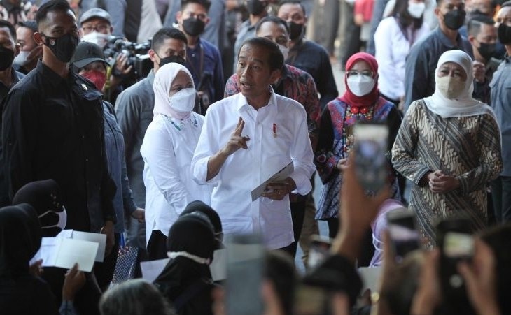 Presiden Jokowi Bagi-bagi BLT di Pasar Pucang Anom, Warga Histeris