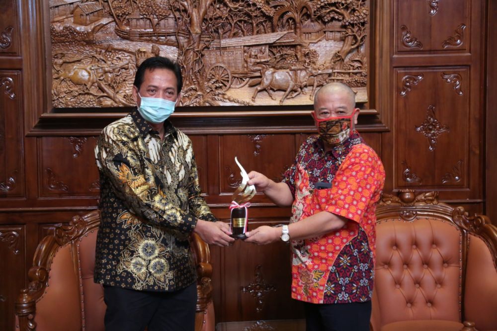 Ketua DPRD Jatim Kusnadi Terima Anugerah Tokoh Pers dari PWI