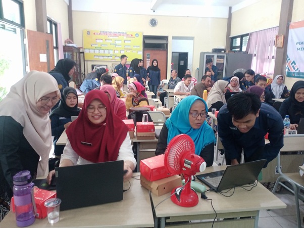 SDN Lidah Kulon 1/464 bersama Teknologi Pendidikan UNESA Gelar Pelatihan Video Pembelajaran