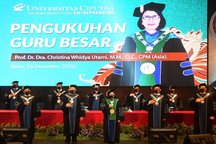 UC Surabaya Kukuhkan Guru Besar Fakultas Management Business