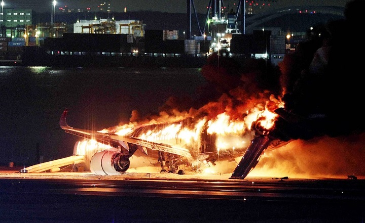 Pesawat Japan Airlines Tabrak Pesawat, 400 Penumpang Selamat