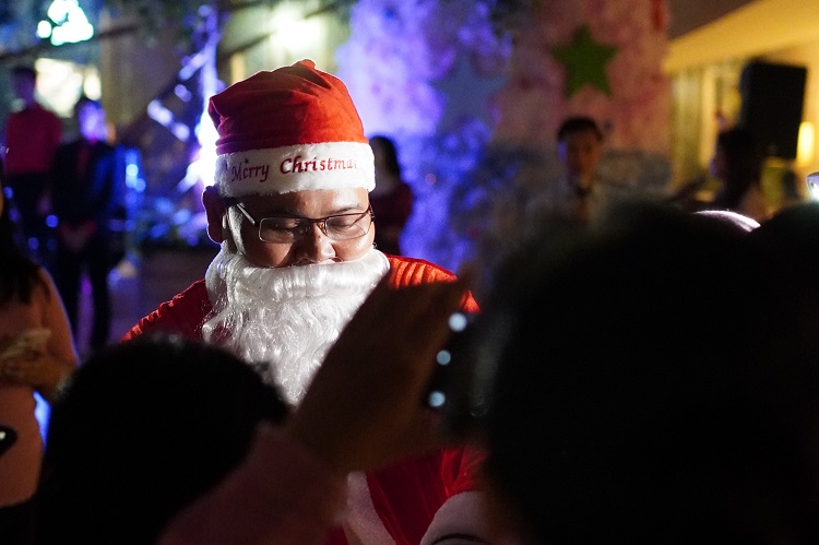 Sambut Natal, Wyndham Surabaya Meriahkan Christmas Tree Lighting Ceremony
