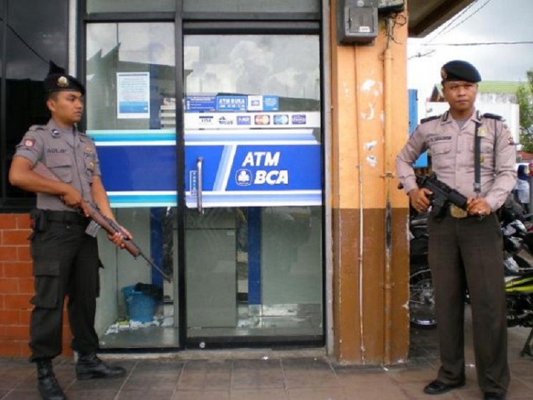 Tak Sabaran Antre di ATM, Polisi Aniaya Rekannya Sendiri