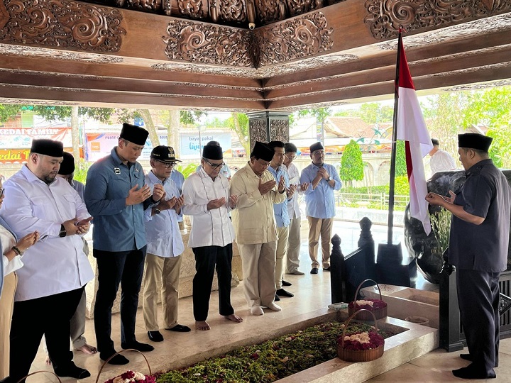 Prabowo Malah Ziarah ke Makam Soekarno, Ketimbang ke Soeharto