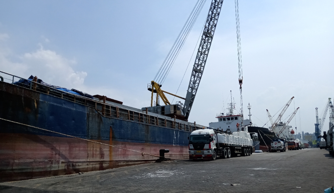 Larangan Mudik Lebaran, Kapal di Pelabuhan Perak Tetap Beroperasi