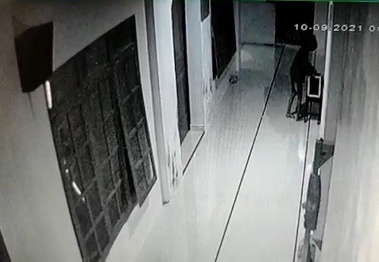 Maling Kotak Amal di Magetan Terekam CCTV