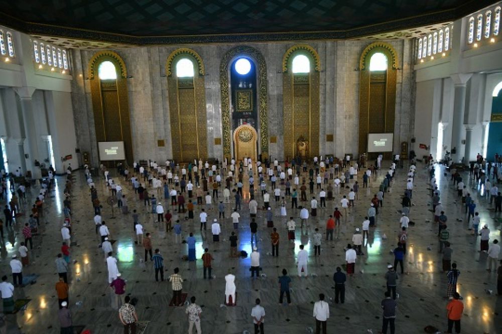 Masjid Gelar Sholat Jumat, Gereja Masih Ibadah Online 