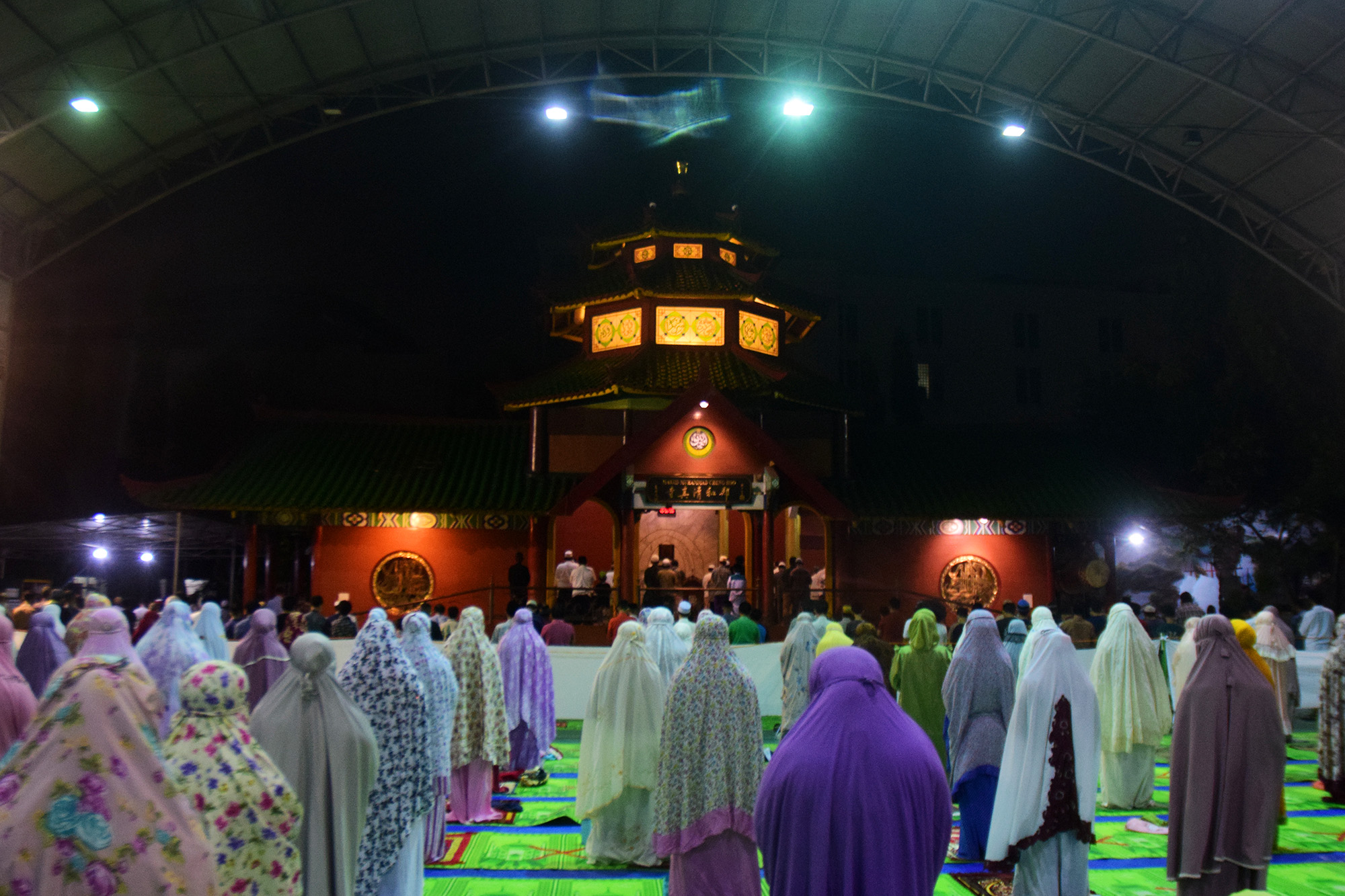 FOTO : Sholat Terawih Pertama di Masjid Cheng Ho Berjalan Khusyuk