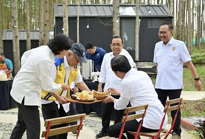 Sri Mulyani, Sajikan Sarapan Roti Bakar ke Jokowi