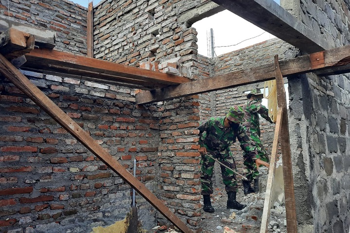 TNI Bangun Rumah Warga Terdampak Gempa