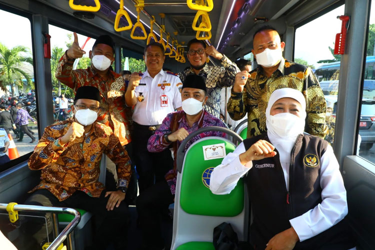 Pemprov Tambah Koridor Bus Trans Jatim Lamongan-Bangkalan, Khofifah: Perkuat Layanan Umum Aman, Nyaman dan Terjangkau
