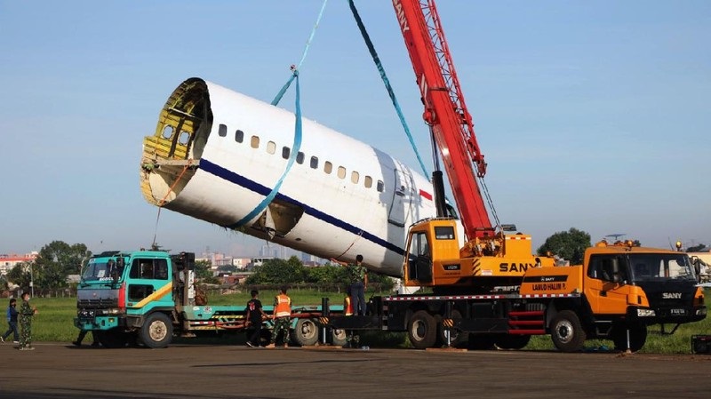 Boeing 737 Dipotong-potong di Bandara Halim