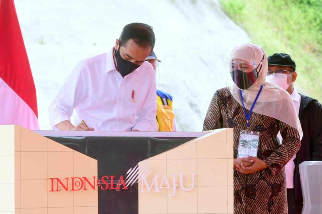 Didampingi Khofifah, Jokowi Resmikan Bendungan Tukul