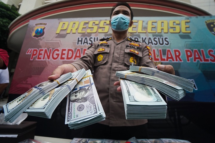 Nabung Ribuan Dollar Palsu di Bank, 2 Warga Bali Ditangkap