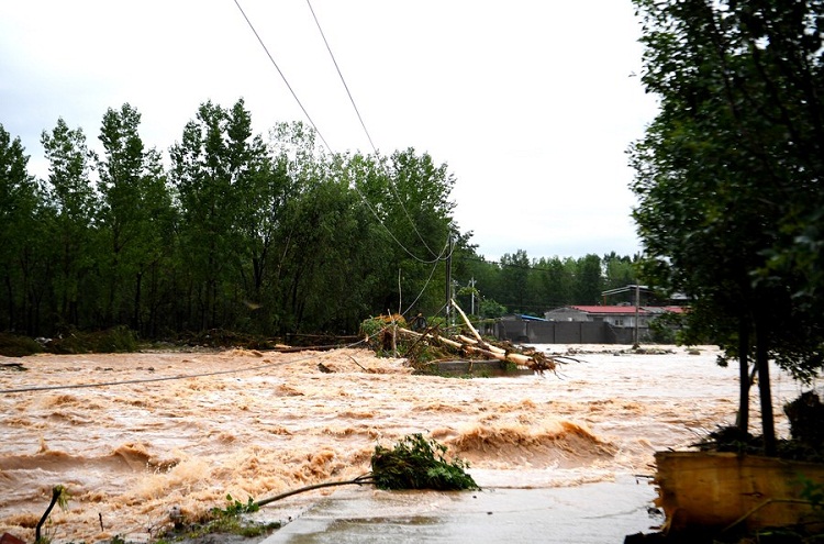 China Luncurkan Penyelamatan Hujan Badai Henan