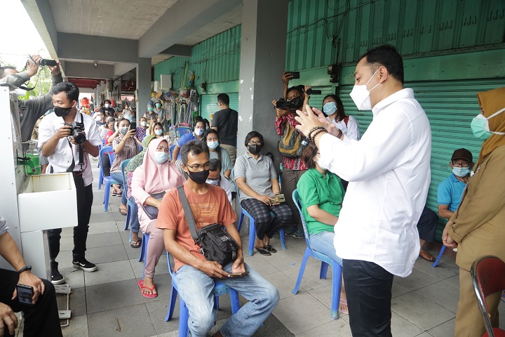 Ribuan Pedagang Pasar di Surabaya Mulai Disuntik Vaksin AstraZeneca