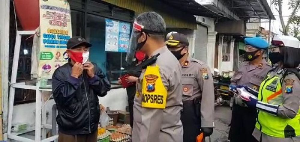 Polres Blitar Kota dan TNI bagi Ribuan Masker