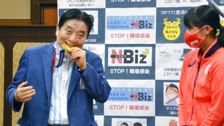 Gigit Medali Atlet, Wali Kota Nagoya Tuai Kontroversi