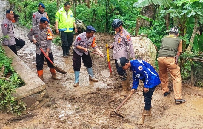 Brimob Polda Jatim Diterjunkan Guna Bantu Proses Pembersihan Material Longsor dan Evakuasi di Silo Jember