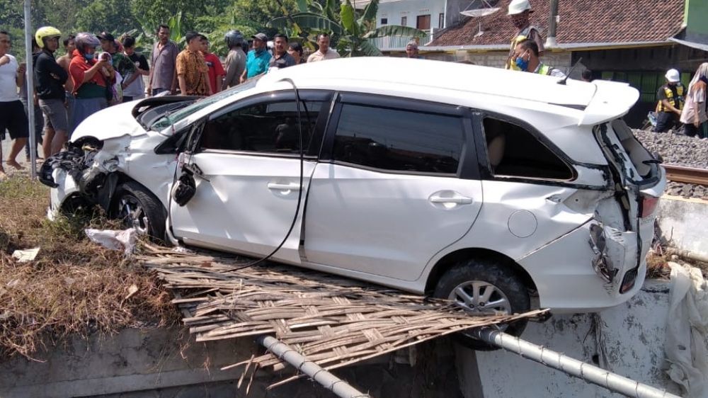 Ceroboh Saat Melintas, Mobil di Jombang Terserempet Kereta Api