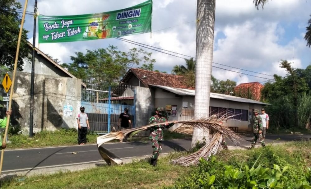 Wujudkan Kemanunggalan, TNI-Pemdes di Lumajang Bersihkan Lingkungan