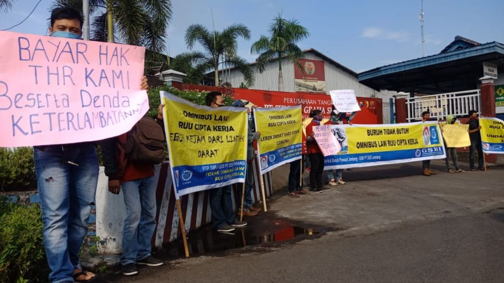 Masih Belum Ada Titik Temu Soal THR, Buruh di Jombang Unras