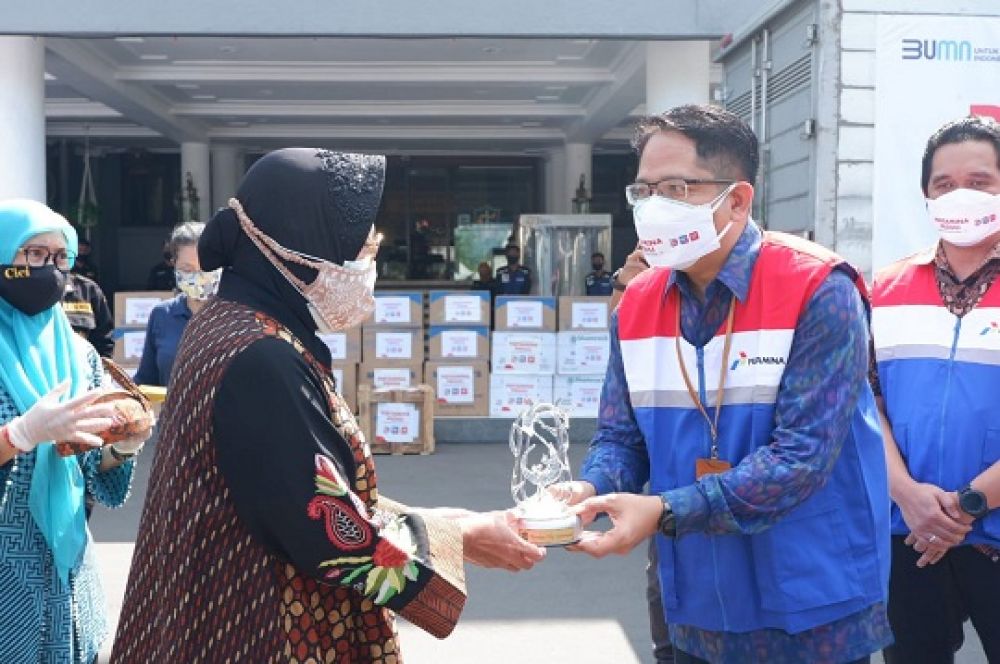 Pertamina Peduli Kirim 19.600 Alkes Covid-19 ke Pemkot Surabaya