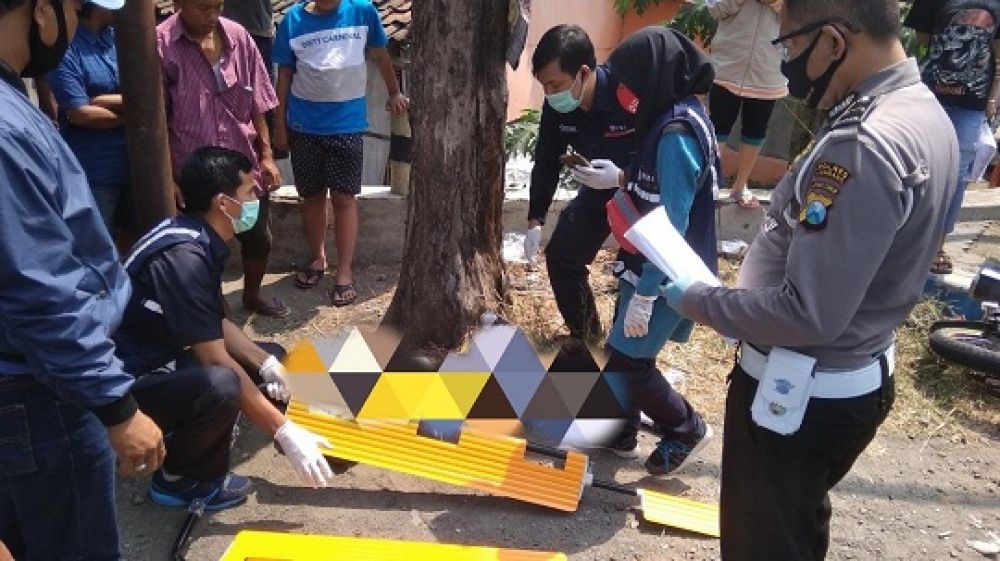 Terobos Lampu Merah, Pelajar di Jombang Terkapar Tertabrak Truk