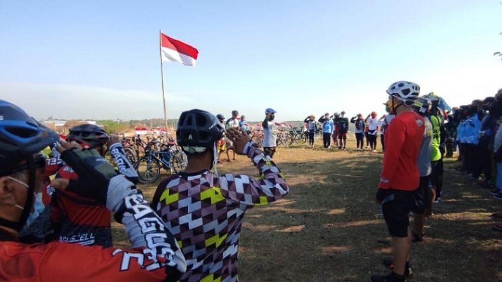 Prihatin, Ratusan Pesepeda di Jombang Upacara HUT RI di Bekas Galian C