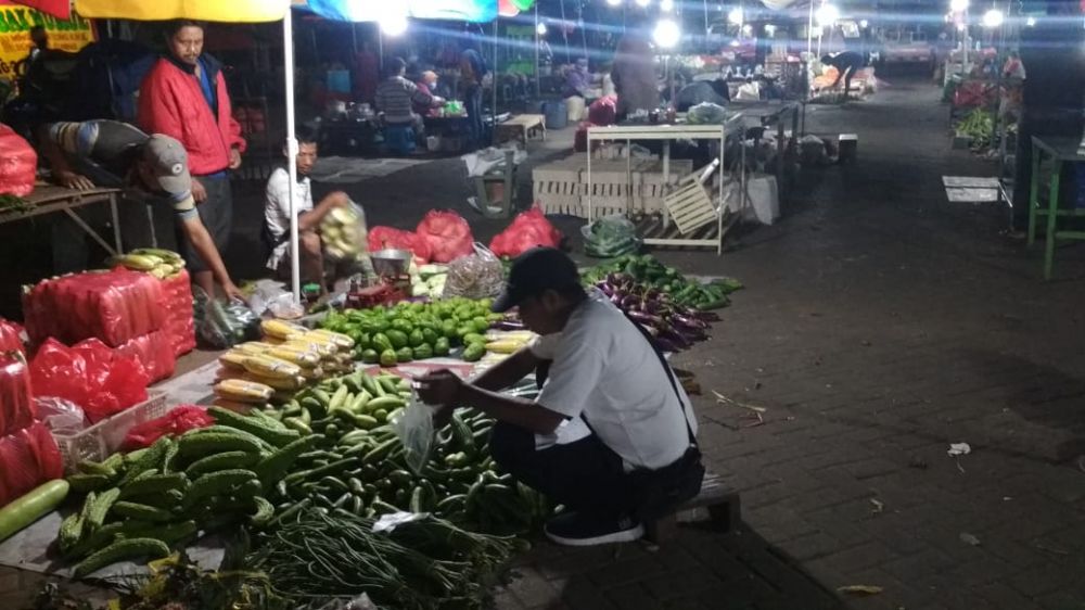 Dipindah, Ratusan Pedagang Pasar Mojoagung Kembali ke Lapak Lama