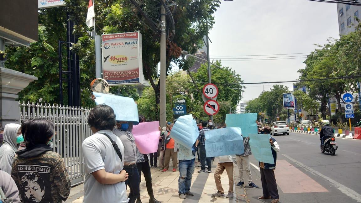 Pemkot Surabaya dan Warna-Warni Di Demo Terkait Pajak Reklame