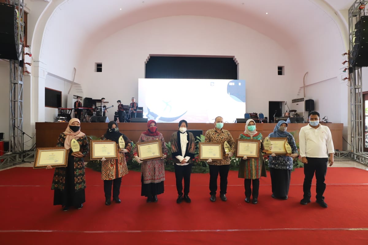 Peringati Hari Guru, Pemkot Beri Penghargaan Ke 37 Lembaga