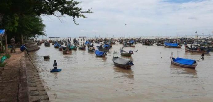 Hindari Ombak Besar, Nelayan Tuban Mengusngsikan Perahu Di Terminal Baru
