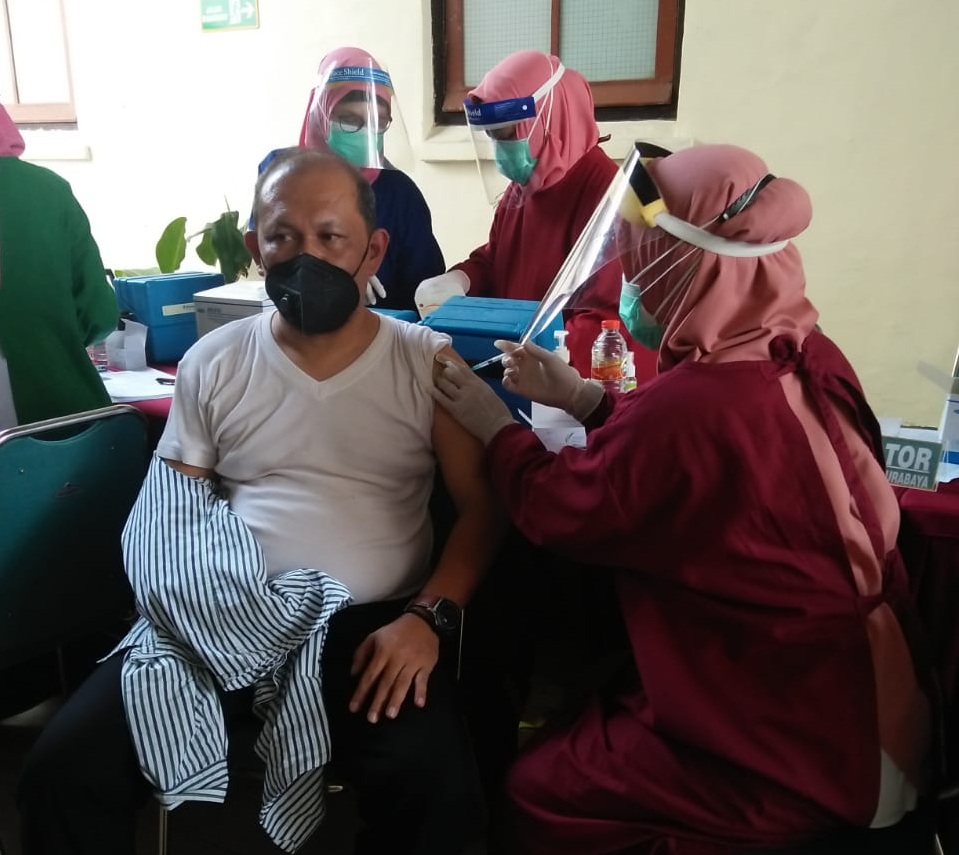 Ratusan Pegawai PN Surabaya Jalani Vaksinasi COVID-19