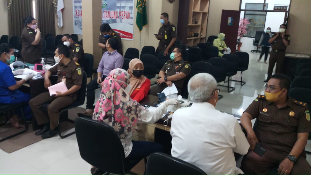 Kejari Tanjung Perak Surabaya Gelar Vaksinasi Pertama