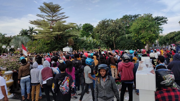 Negosiasi Alot, Massa Aksi: Kami Tak Akan Mundur !!