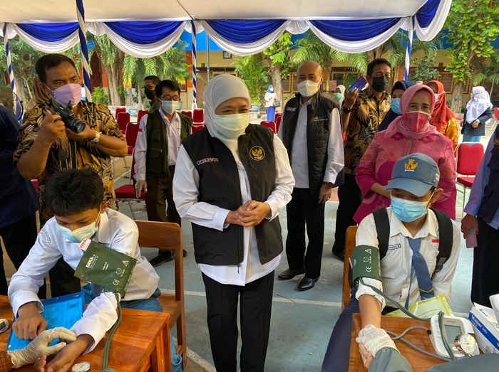 Gubernur Khofifah Pantau Vaksinasi Pelajar di SMAN 6 Surabaya