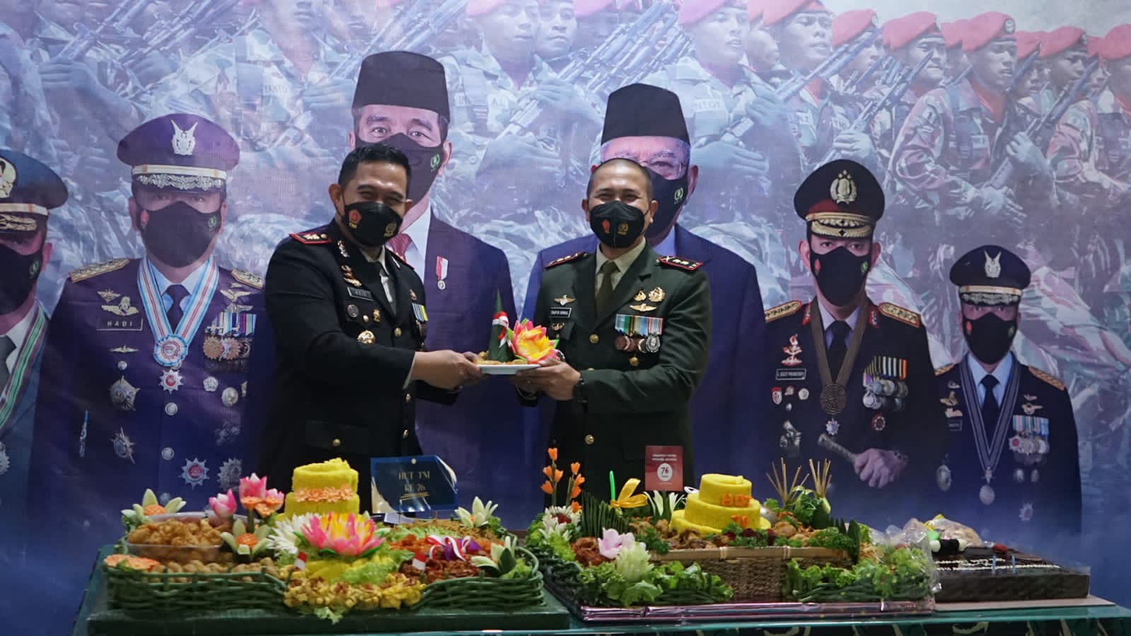 Melalui Vidcon, Kapolres Gresik Hadiri Upacara HUT TNI Ke-76 di Makodim 0817