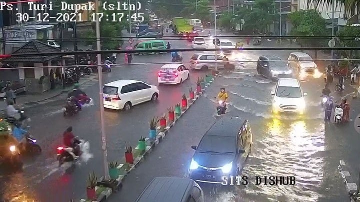 Banjir lagi, Warga Surabaya: Pancet, Gak Onok Perubahan
