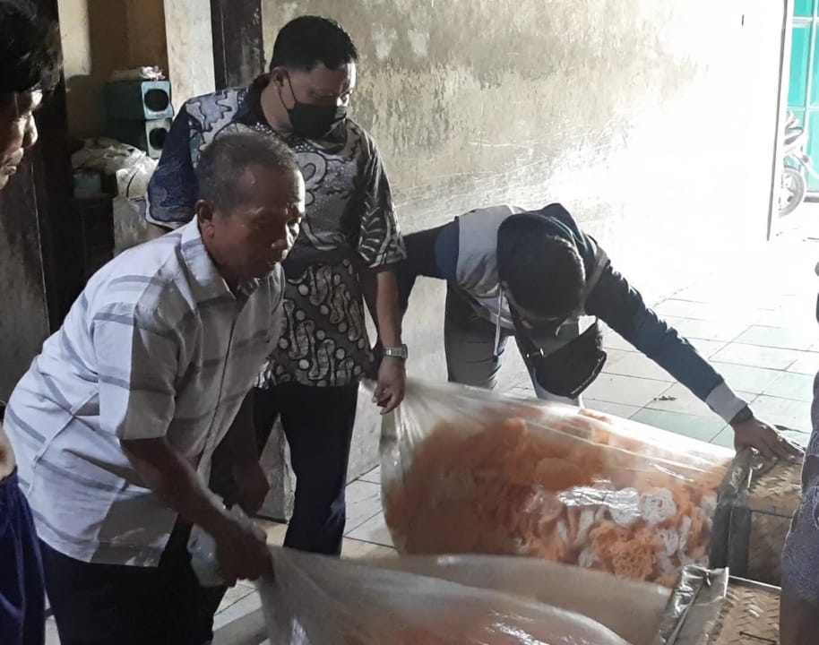 DPRD Gresik Disambati Minyak Goreng Murah oleh Pedagang Kerupuk