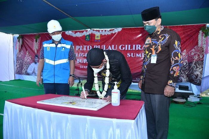 Bupati Achmad Fauzi Resmikan PLTD di Pulau Gili Raja Kab Sumenep