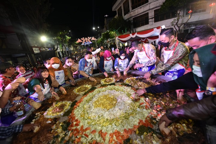 Gelar Festival Rujak Uleg, Wali Kota Eri Cahyadi: Momentum Kebangkitan Ekonomi dan Trigger Hidupkan Kya-Kya