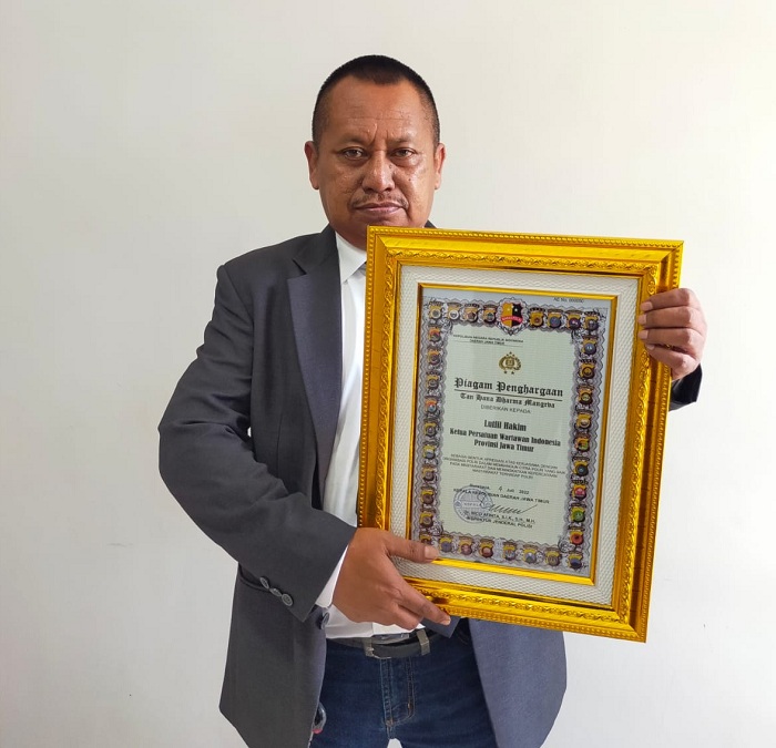 Ketua PWI Jatim dapat Penghargaan Tan Hana Dharma Mangrva dari Kapolda Jatim