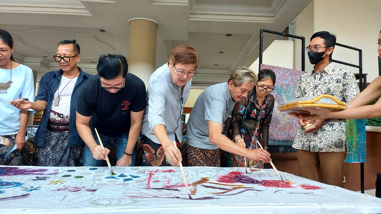 Peringati Hari Batik Nasional, Bukit Darmo Golf Adakan Temu Kangen Seniman