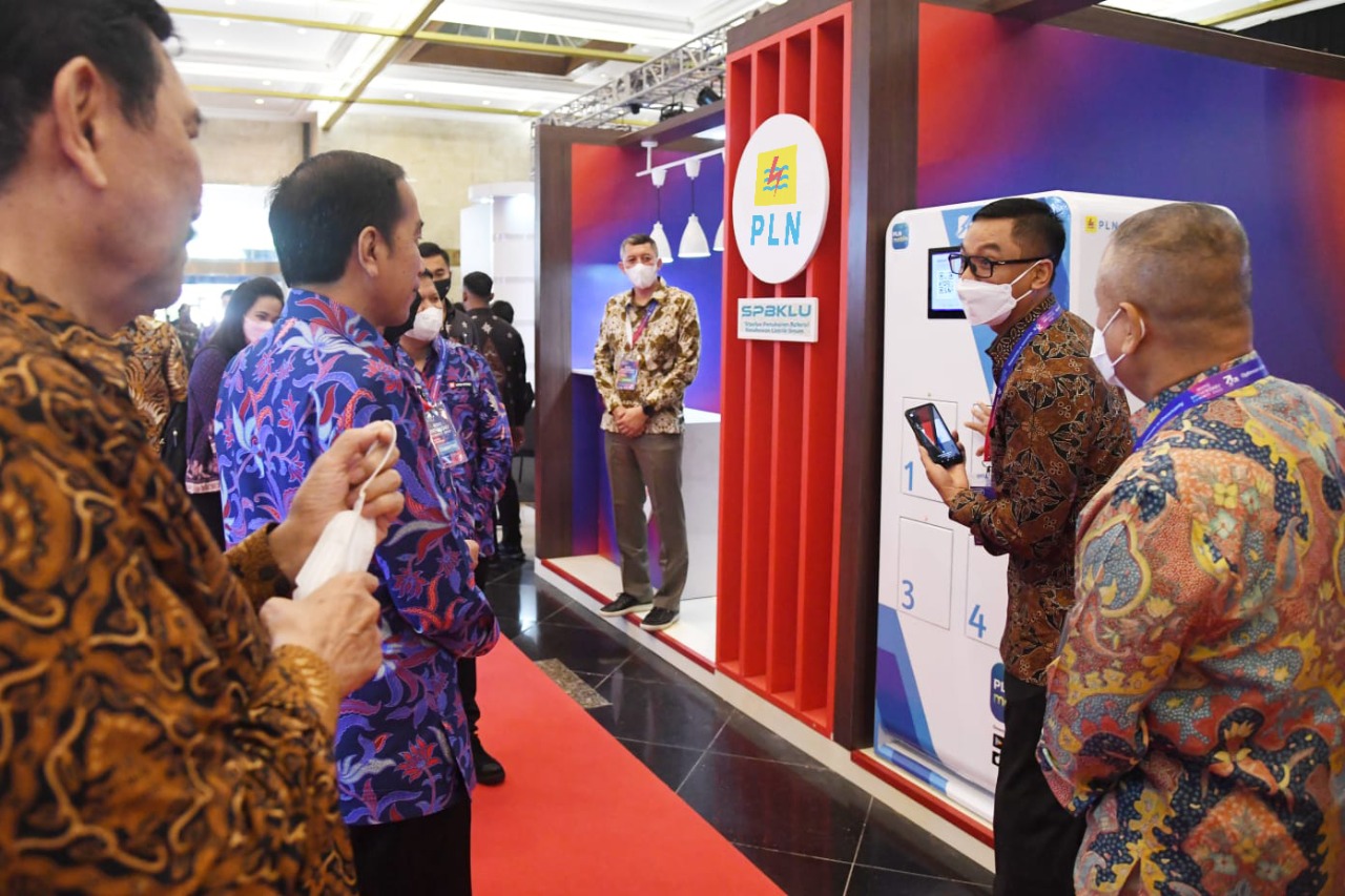 Presiden Jokowi Tinjau Kemudahan Tukar Baterai Motor Listrik, Dirut PLN: Pakai PLN Mobile Cukup 1 Menit