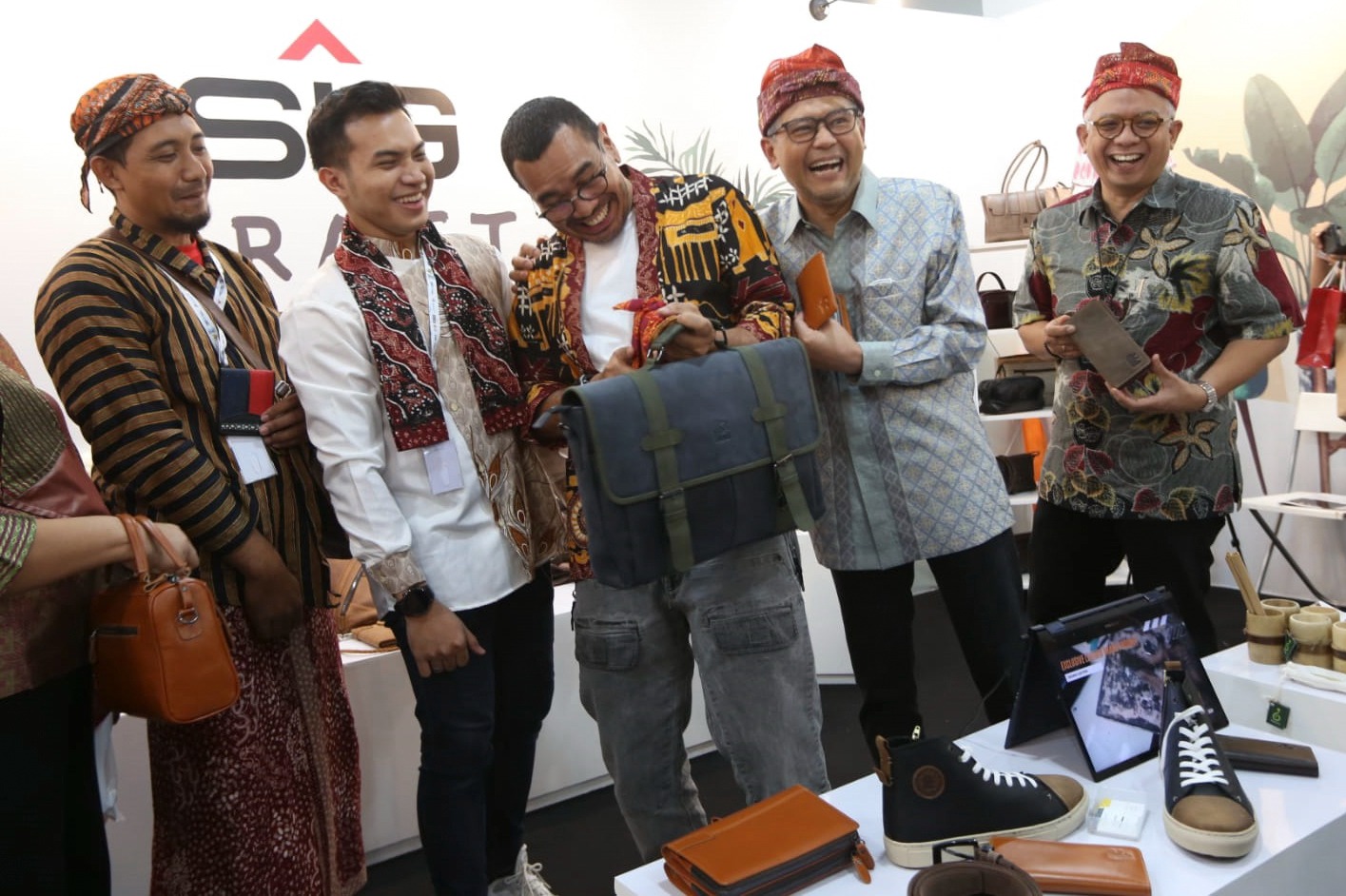 Produk Kulit UMKM Binaan SIG Jadi Primadona Bazar UMKM untuk Indonesia