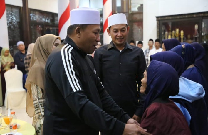 Bupati Sampang dan Haji Mimin Berangkatkan 14 Duafa Umroh Gratis 