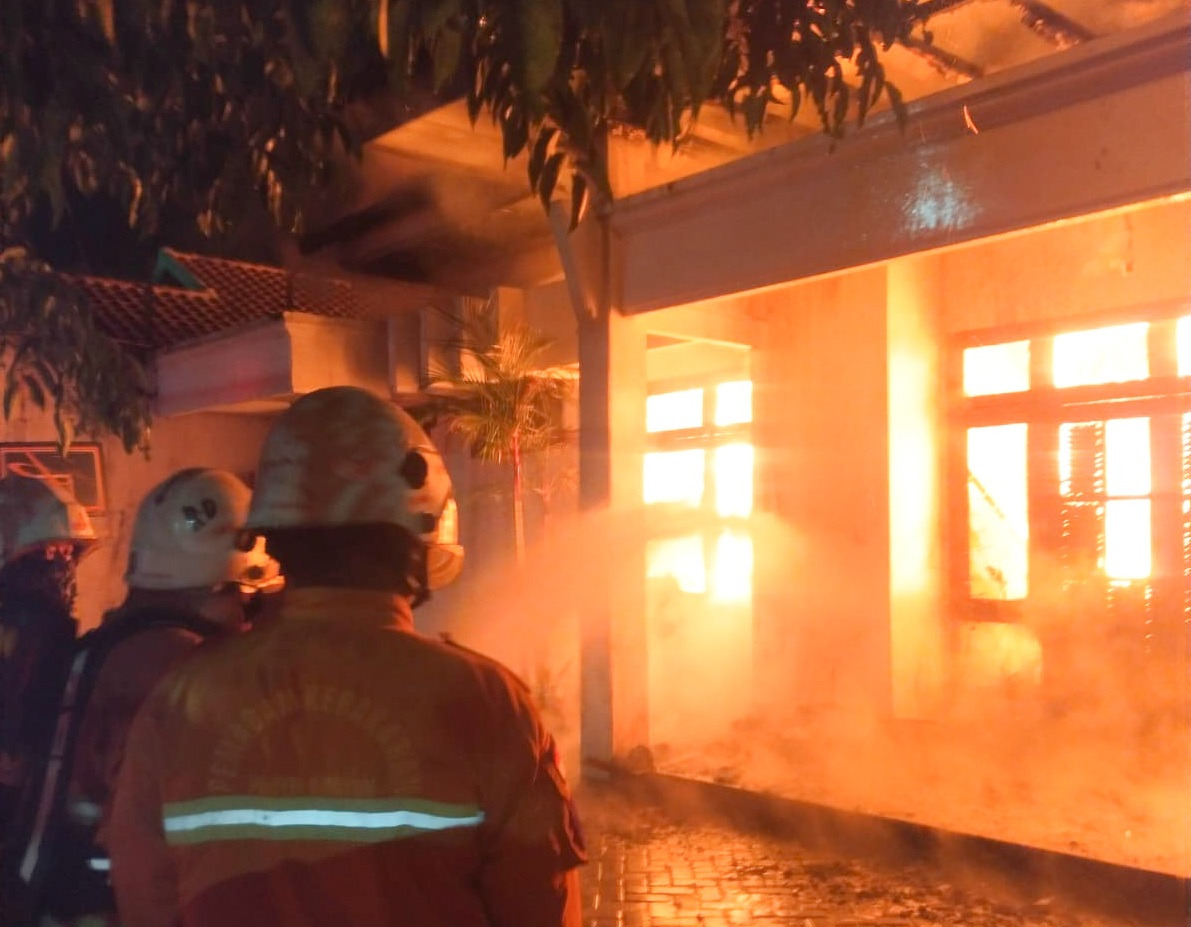 Rumah Dokter di Rungkut Mapan Barat Surabaya Ludes Terbakar